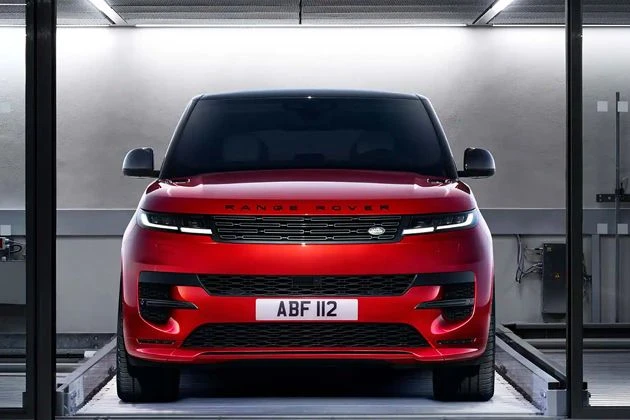 Manoeuvre in tight spaces using your smartphone with Remote Park Assist